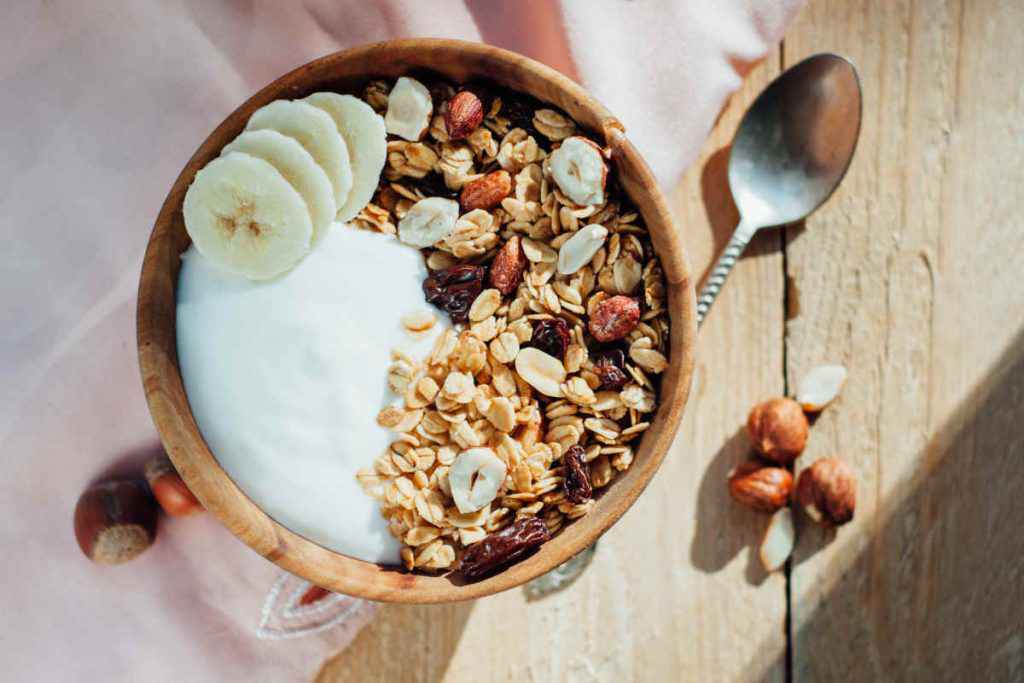 tazza con yogurt bianco e muesli