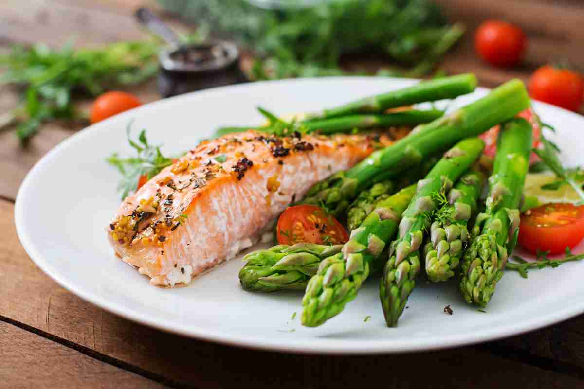 piatto con salmone e contorni di verdure per pesce