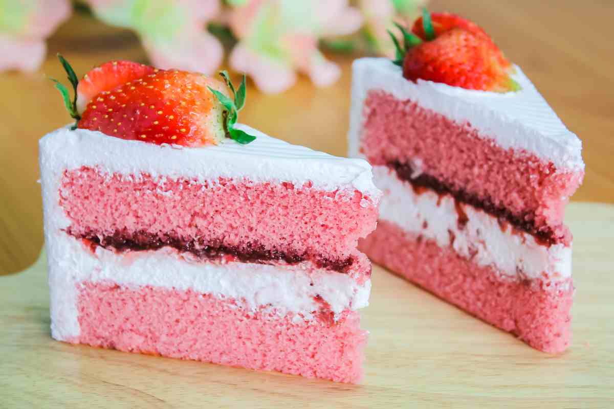 due fette di torta farcita con fragole tra i dolci senza lattosio da provare