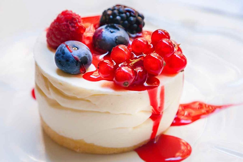 cheesecake monoporzione senza lattosio decorata con frutti di bosco
