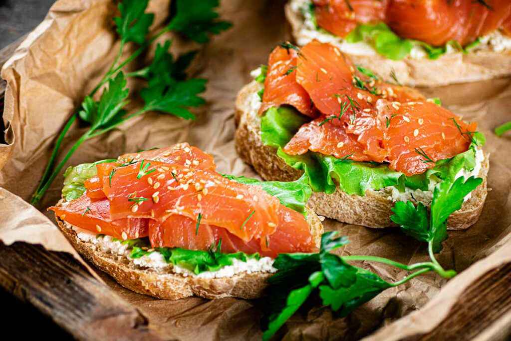 Tartina con il salmone e la rucola come antipasto di Capodanno