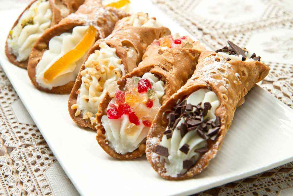 vassoio con un mix di cannoli siciliani in tanti gusti