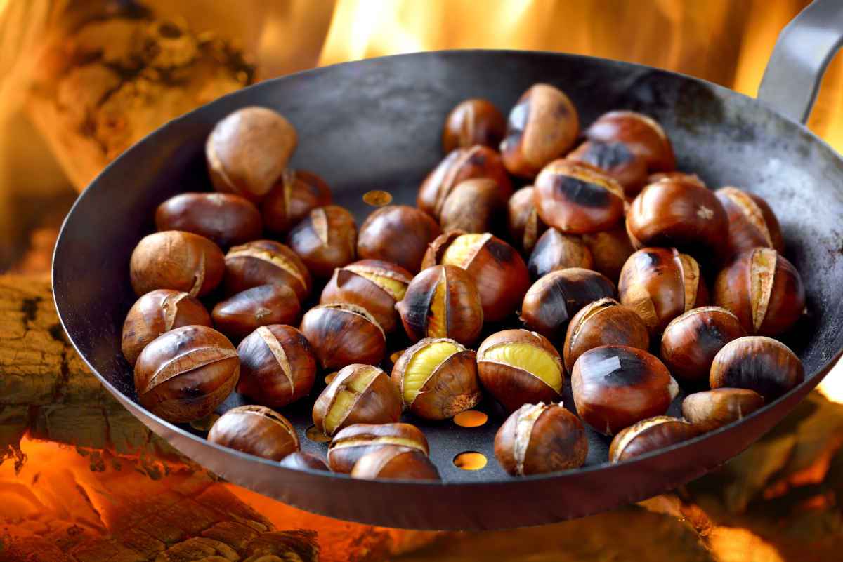 padella con castagne arrostite sul fuoco