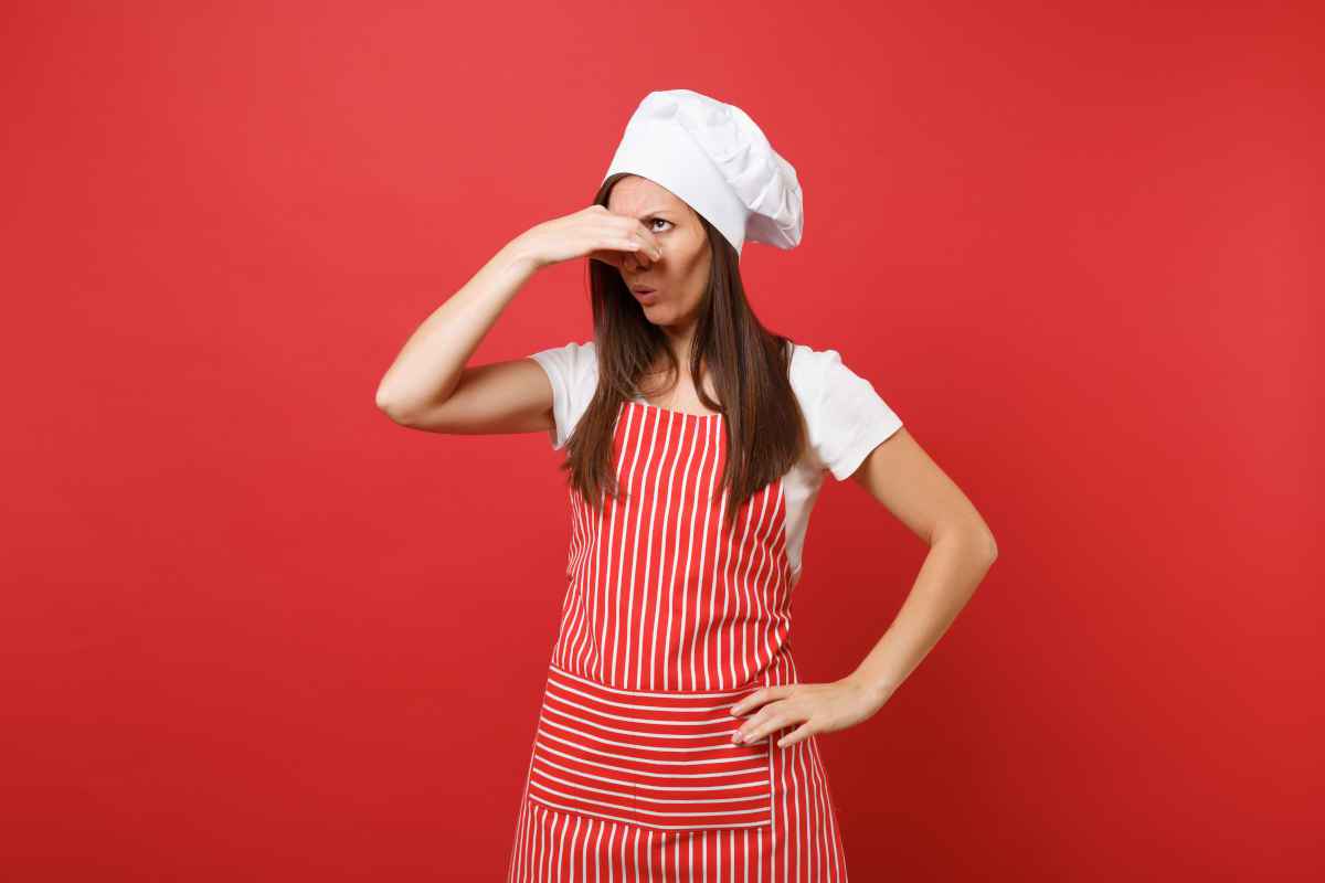 Cattivi odori in cucina? Ecco i trucchi per eliminarli