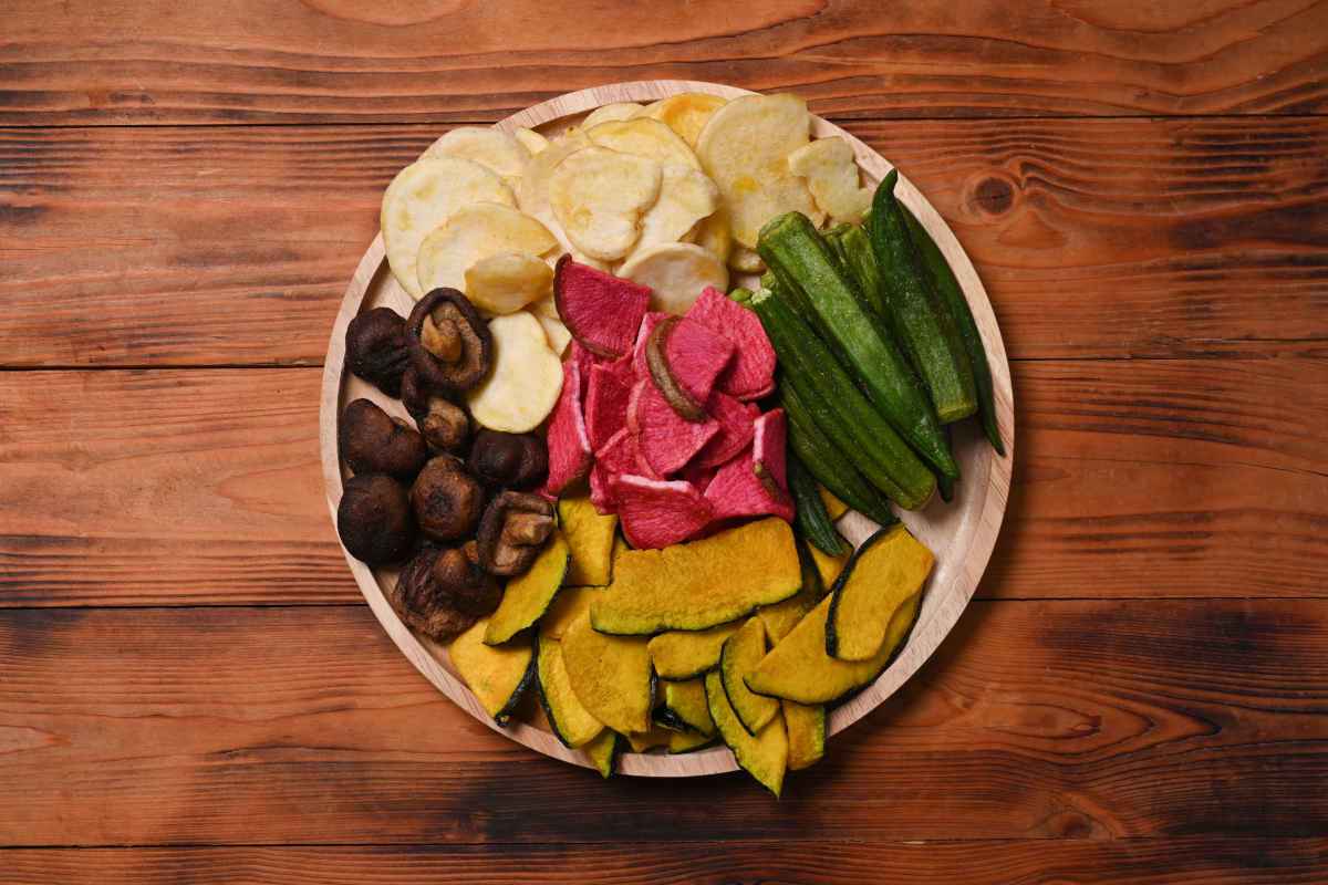 piatto di tante chips di verdure con ravanelli