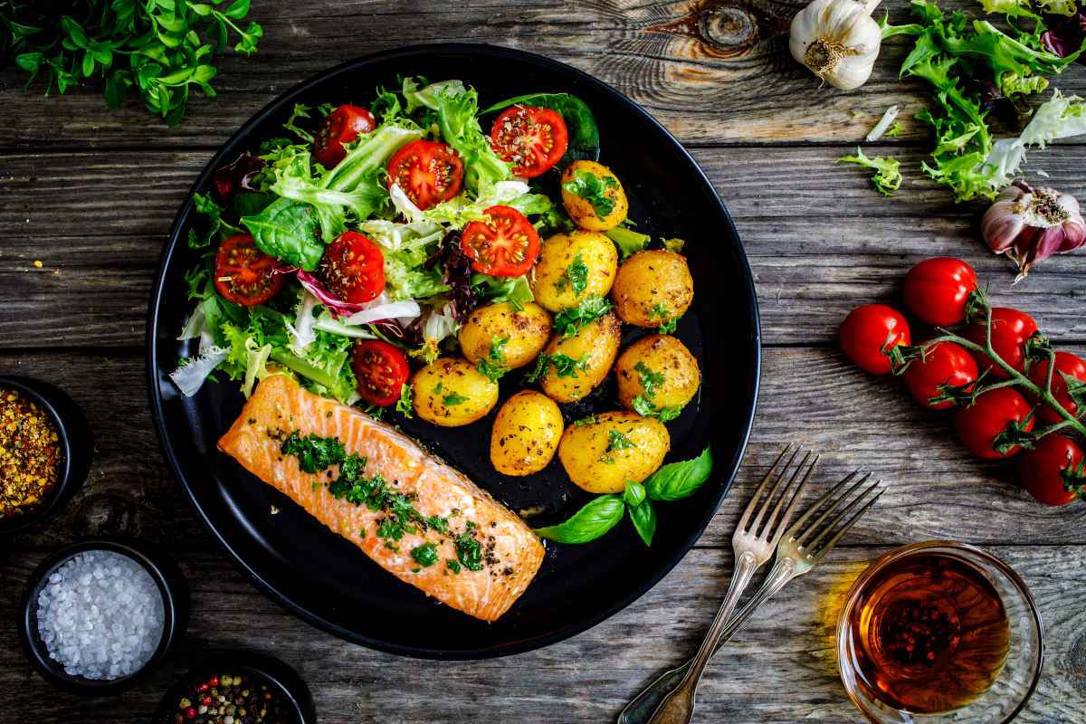 piatto con salmone e contorni di verdure per pesce