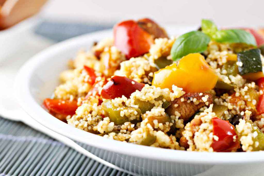 piatto di cous cous ricco per il pranzo in ufficio