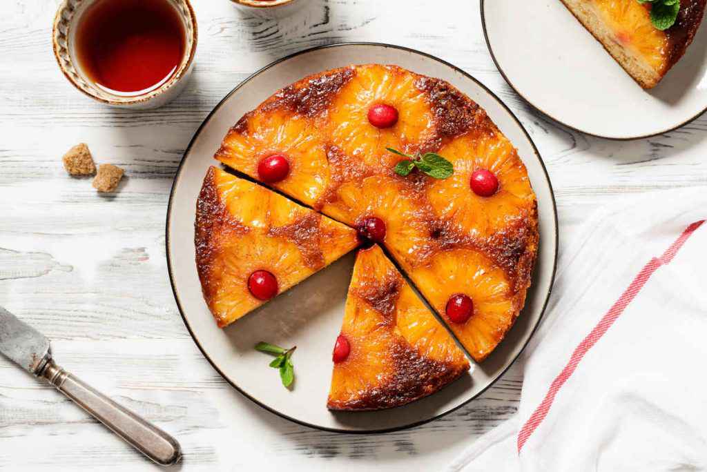 dolci con ananas a fette e ciliegie candite