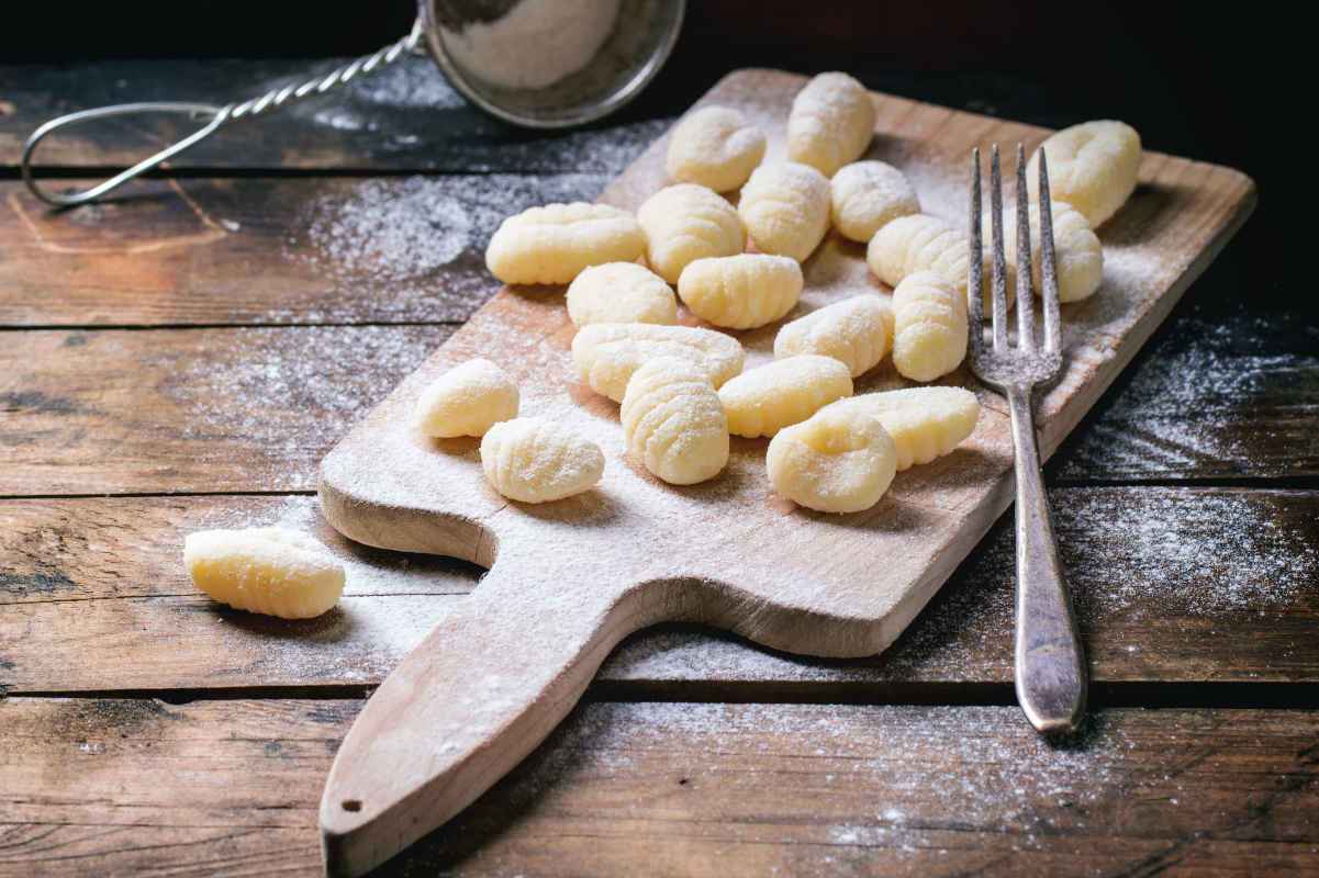 tagliere con gnocchi freschi di patate e farina senza uova