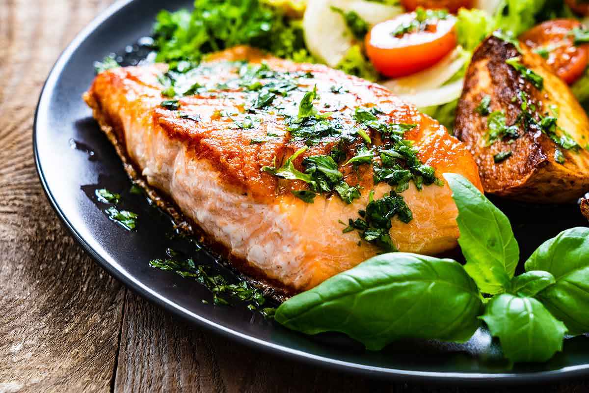 Piatto di salmone inserito in un menu di pesce saporito