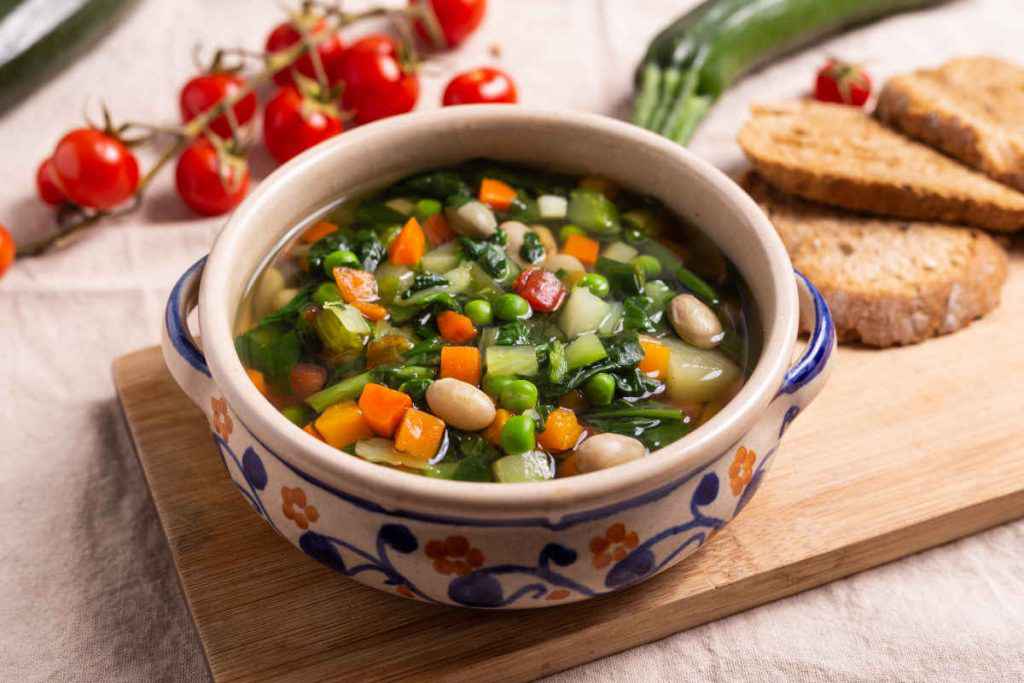 terrina in coccio con minestrone di verdure