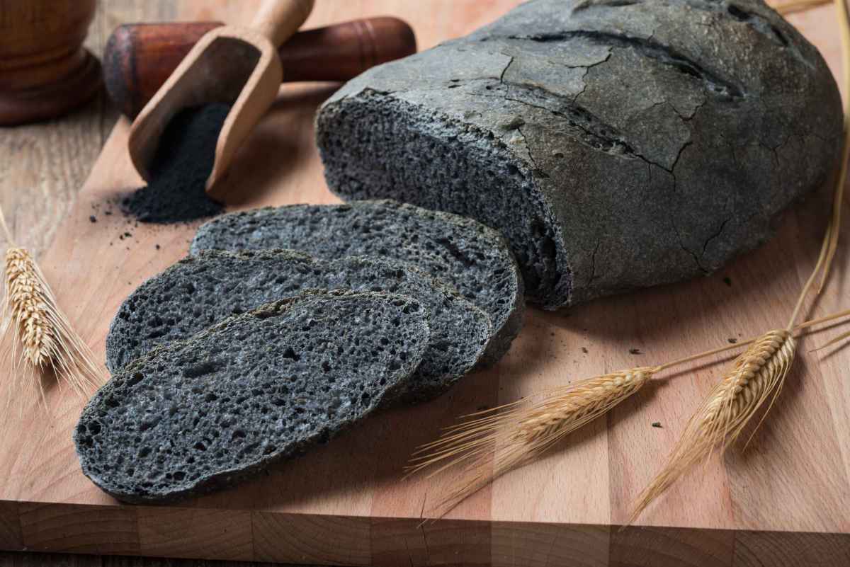 fette di pane nero al carbone vegetale