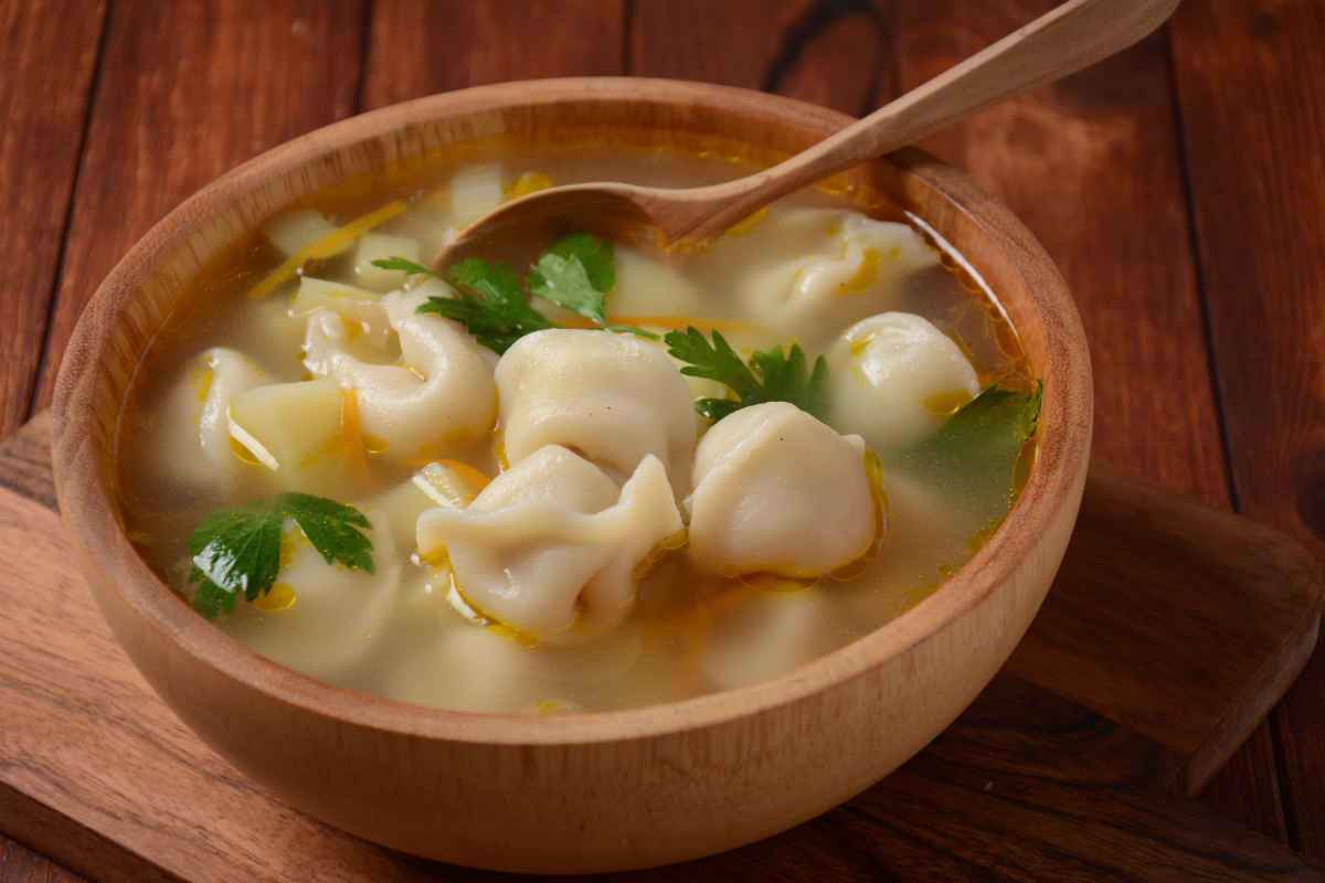 scodella con ravioli russi in brodo chiamati pelmeni