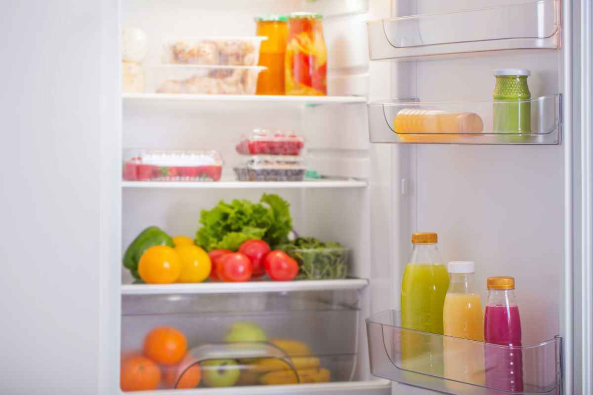 frigo aperto con vari alimenti per fare ricette svuotafrigo