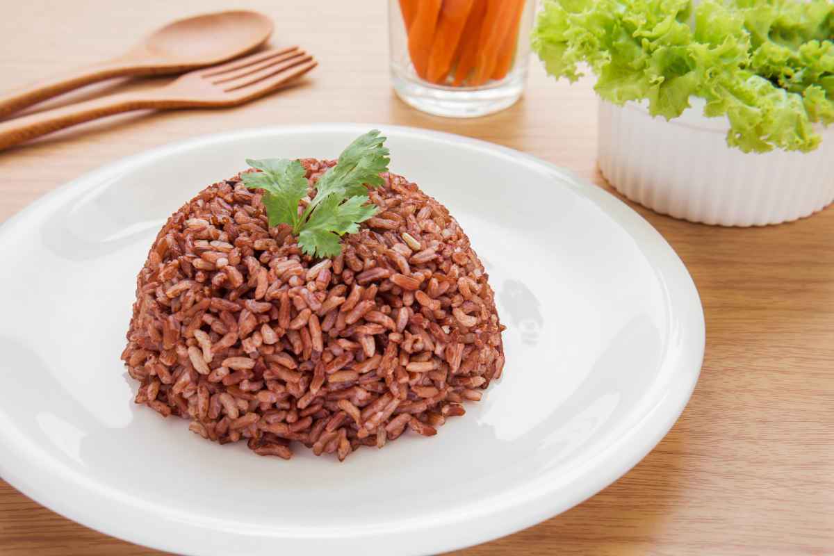 porzione di riso rosso su piatto bianco