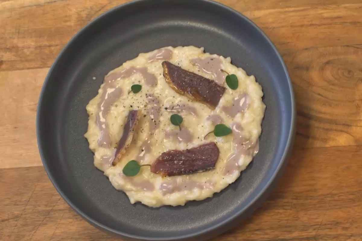 piatto nero con risotto caprino radicchio e anatra