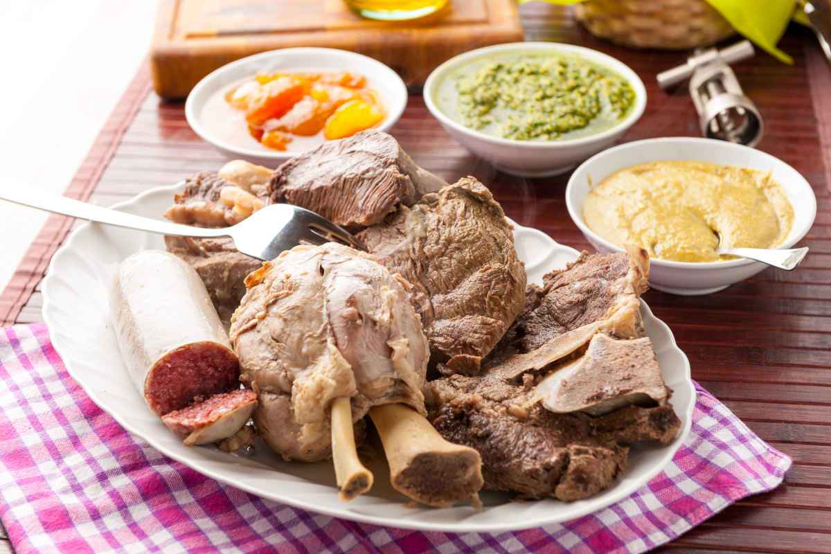 vassoio con bollito di carne mista e salse in ciotoline