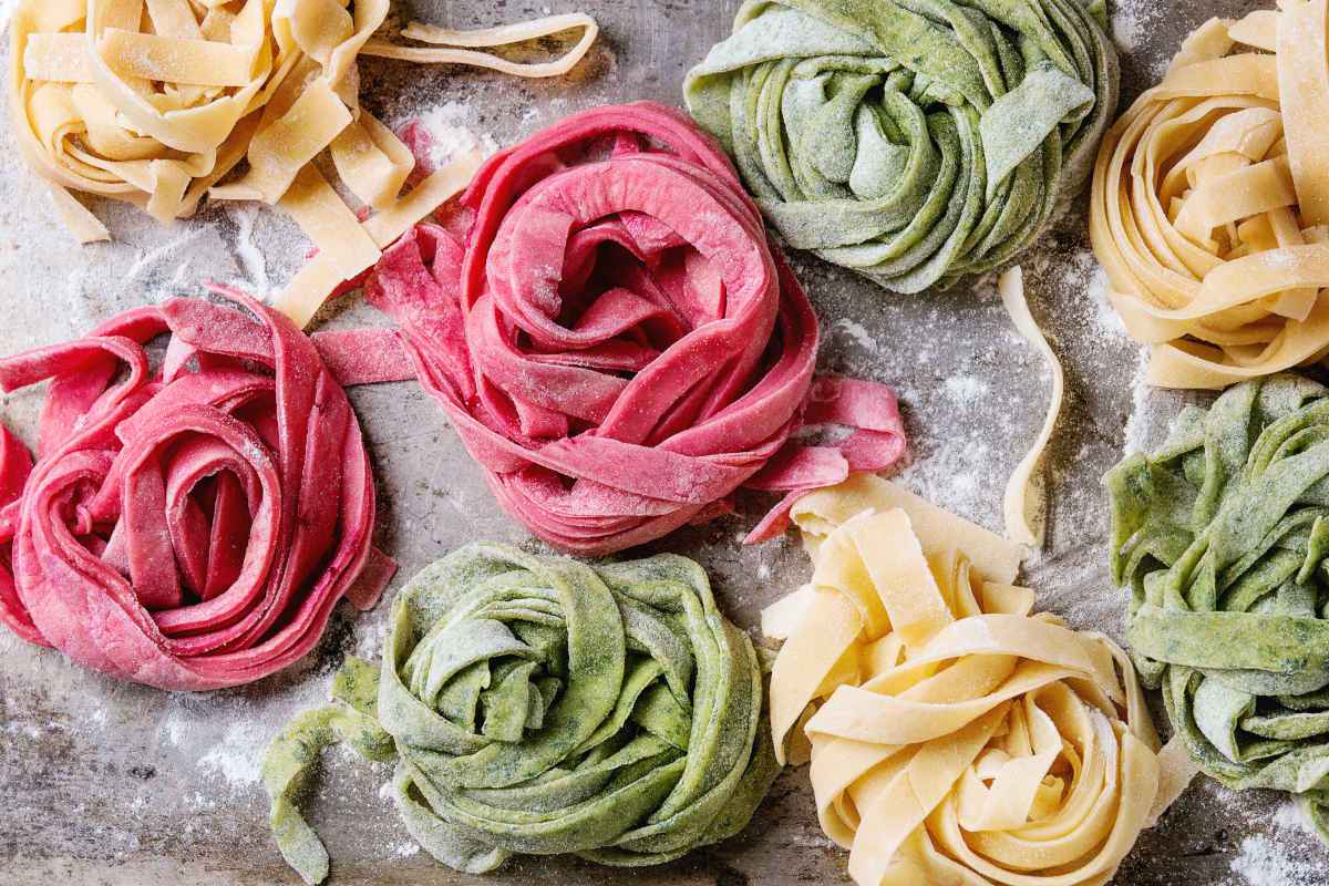 pasta fatta in casa, tagliatelle colorate gialle verdi e rosse
