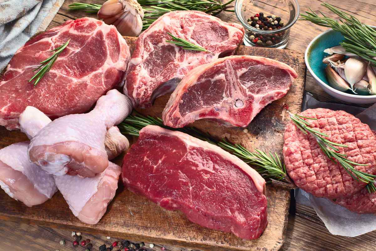 tagliere con tipi di carne come conservare la carne cruda