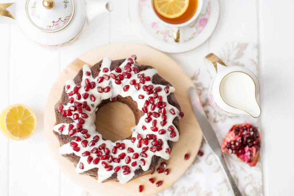 vassoio con torta al melograno per la merenda