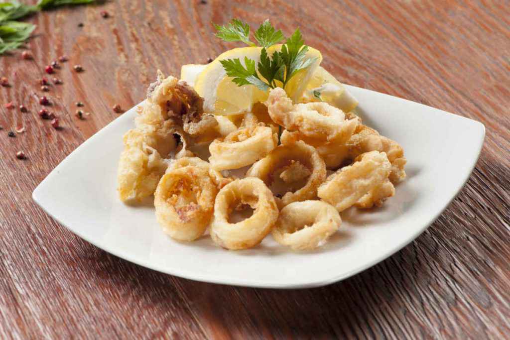 piatto con totani fritti e spicchi di limone