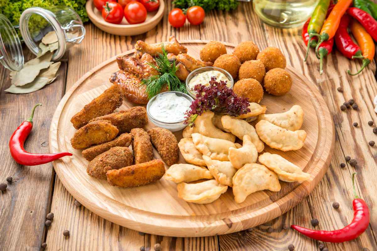 Antipasti fritti per Natale, per stuzzicare l’appetito 13 vassoio con antipasti fritti misti di natale con carne pesce e verdure