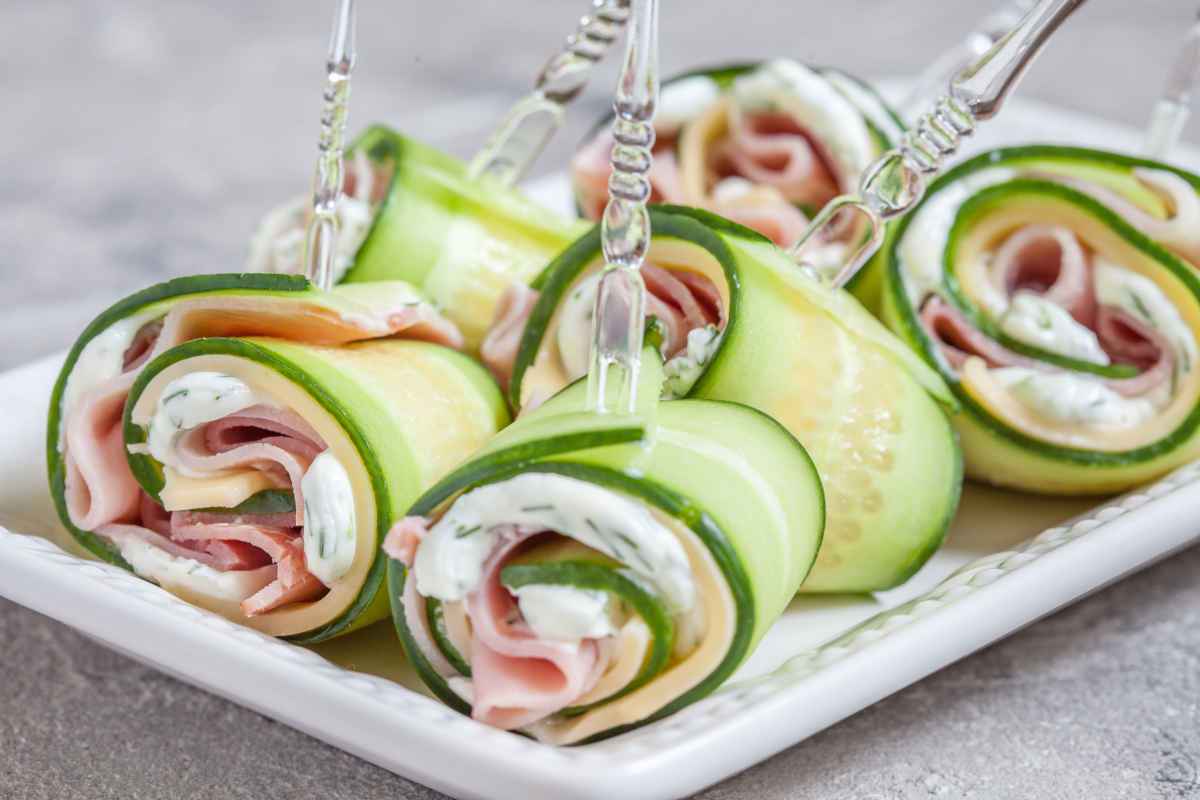vassoio con involtini per antipasti natalizi al prosciutto