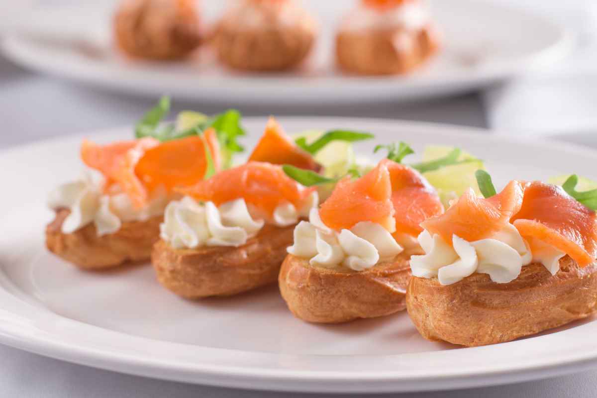 antipasti con bignè salati con crema e salmone