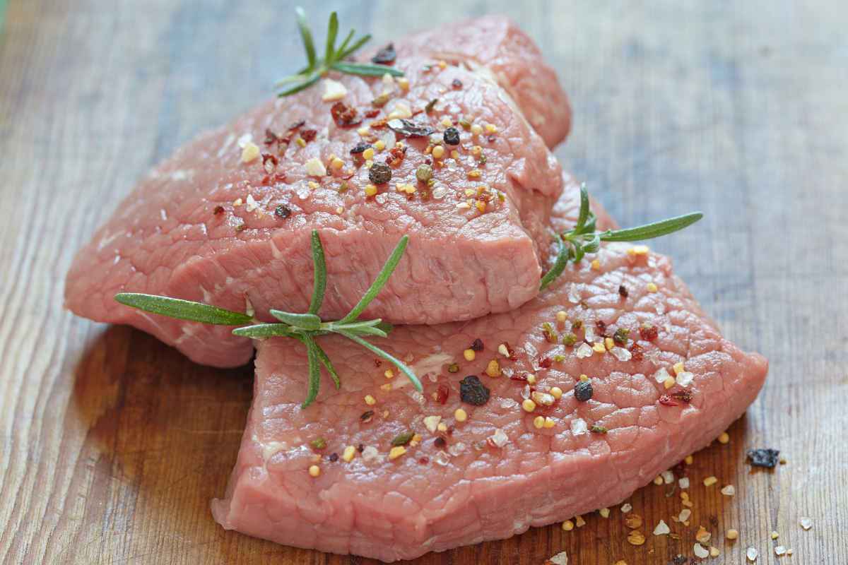 fette di carne di vitello pronte per la cottura