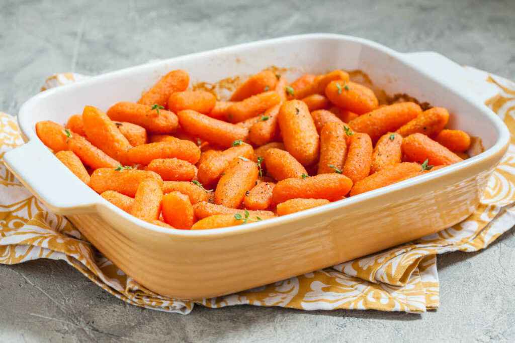 pirofila bianca con pezzi di carote alla parmigiana al forno