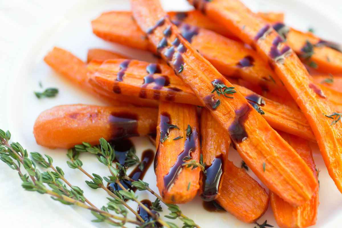 piatto con fettine di carote in agrodolce con aceto balsamico