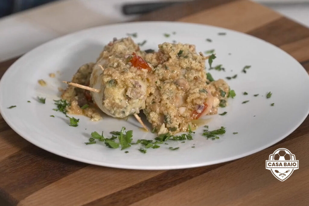 Primo piano su un piatto bianco con dei calamari ripieni preparati da Manuele Baiocchini