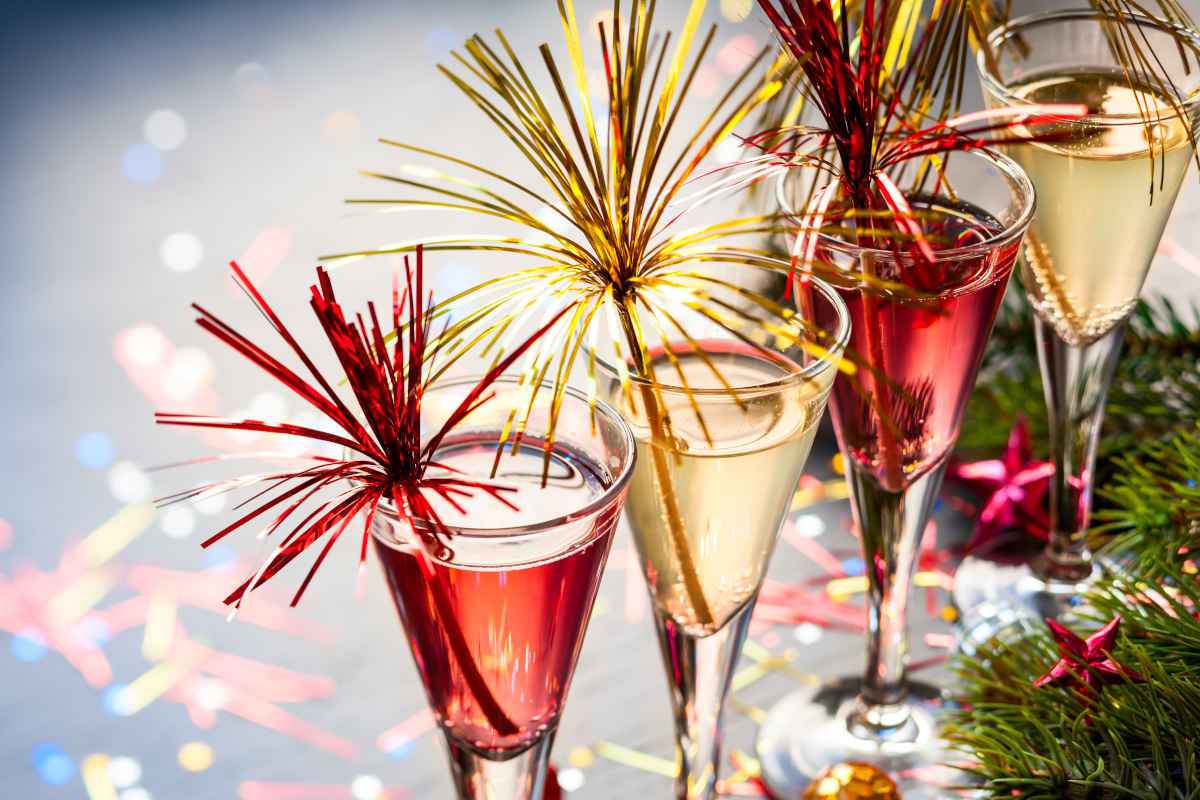 bicchieri colmi di cocktail per il capodanno