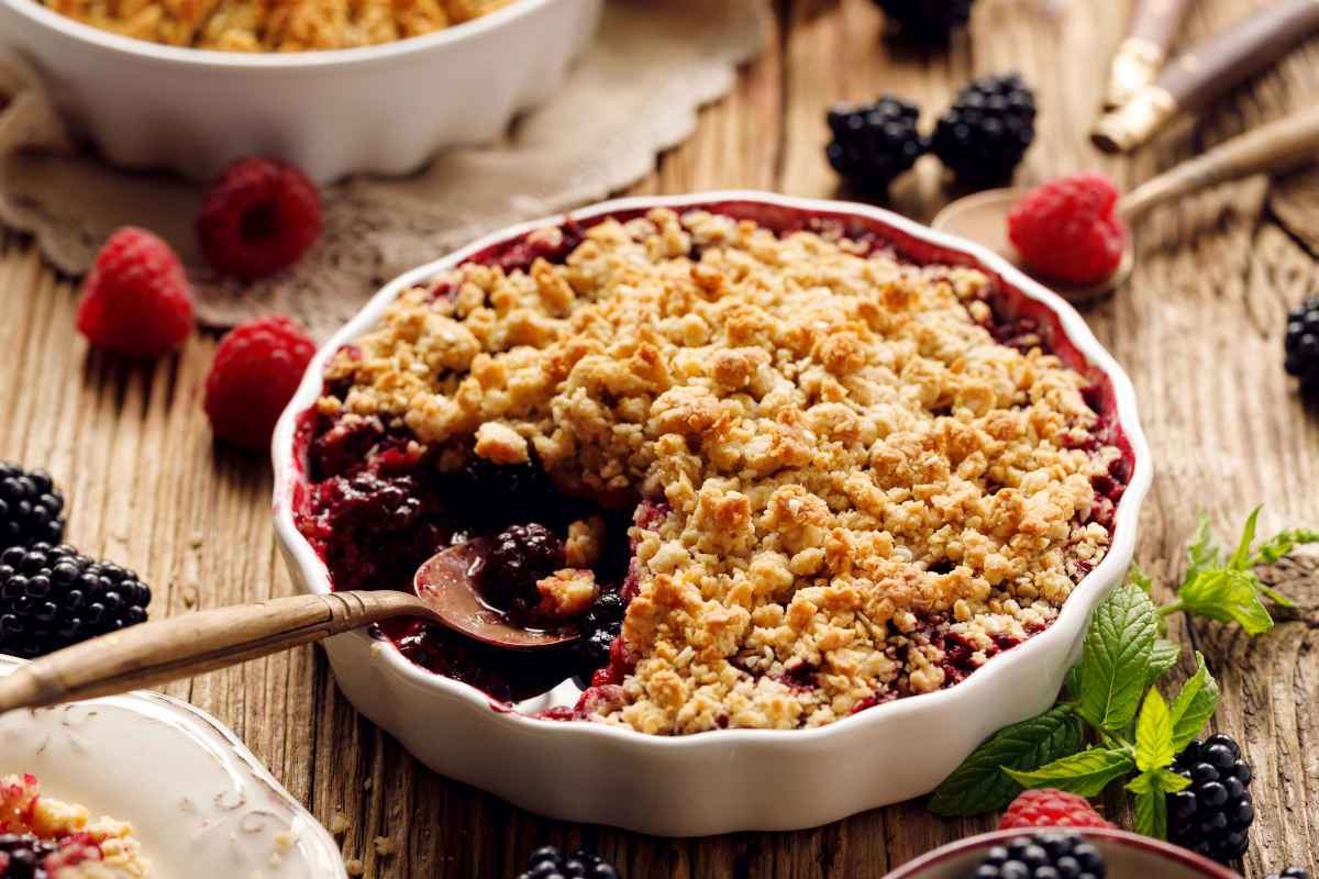 teglia con crumble dolce ai frutti di bosco