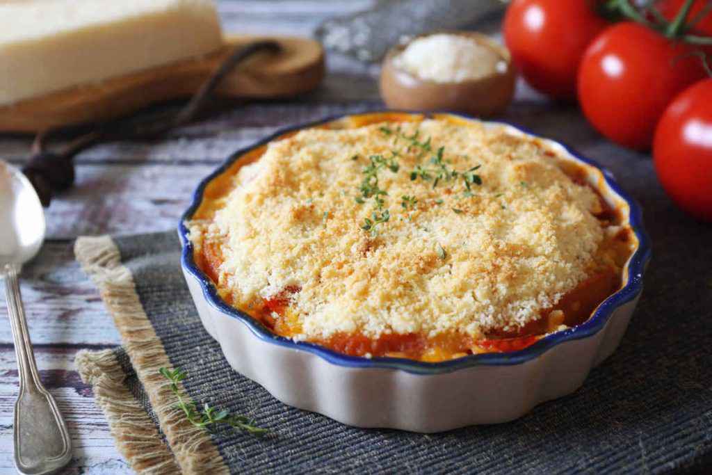 teglia con crumble salato al pomodoro