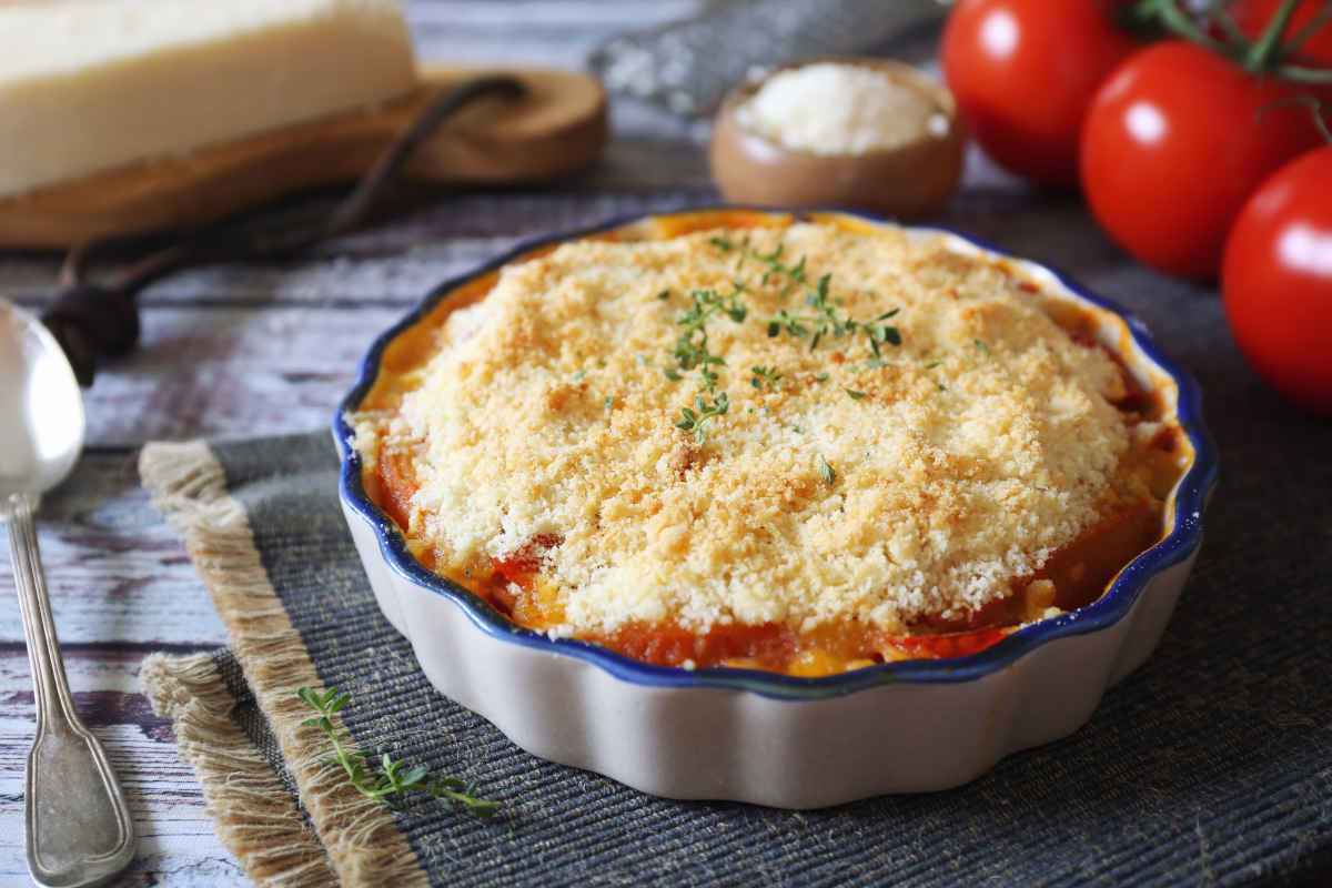 teglia con crumble salato al pomodoro