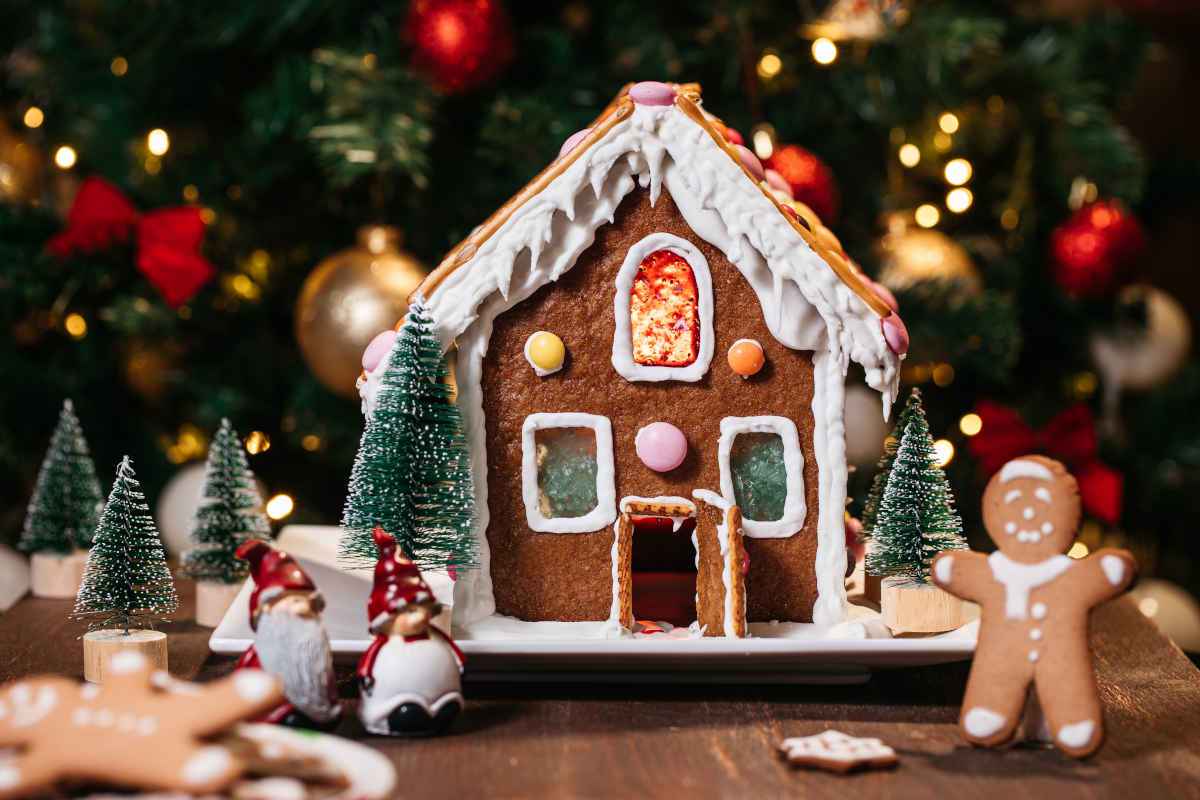 casetta di pan di zenzero con decorazioni natalizie da mangiare