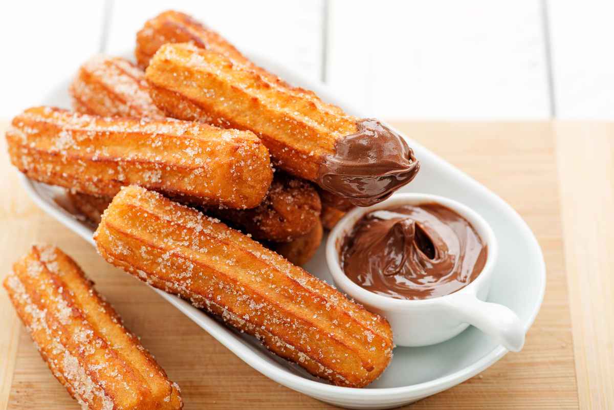 churros con crema di cioccolato, dolci fritti spagnoli