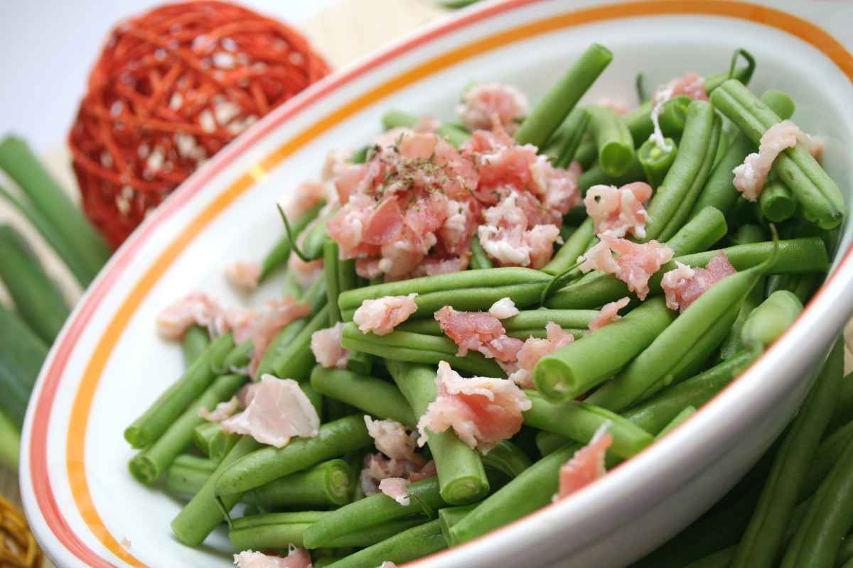 scodella con fagiolini saltati in padella e prosciutto