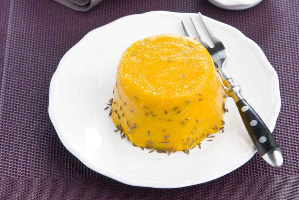 piatto con monoporzione di flan di carote