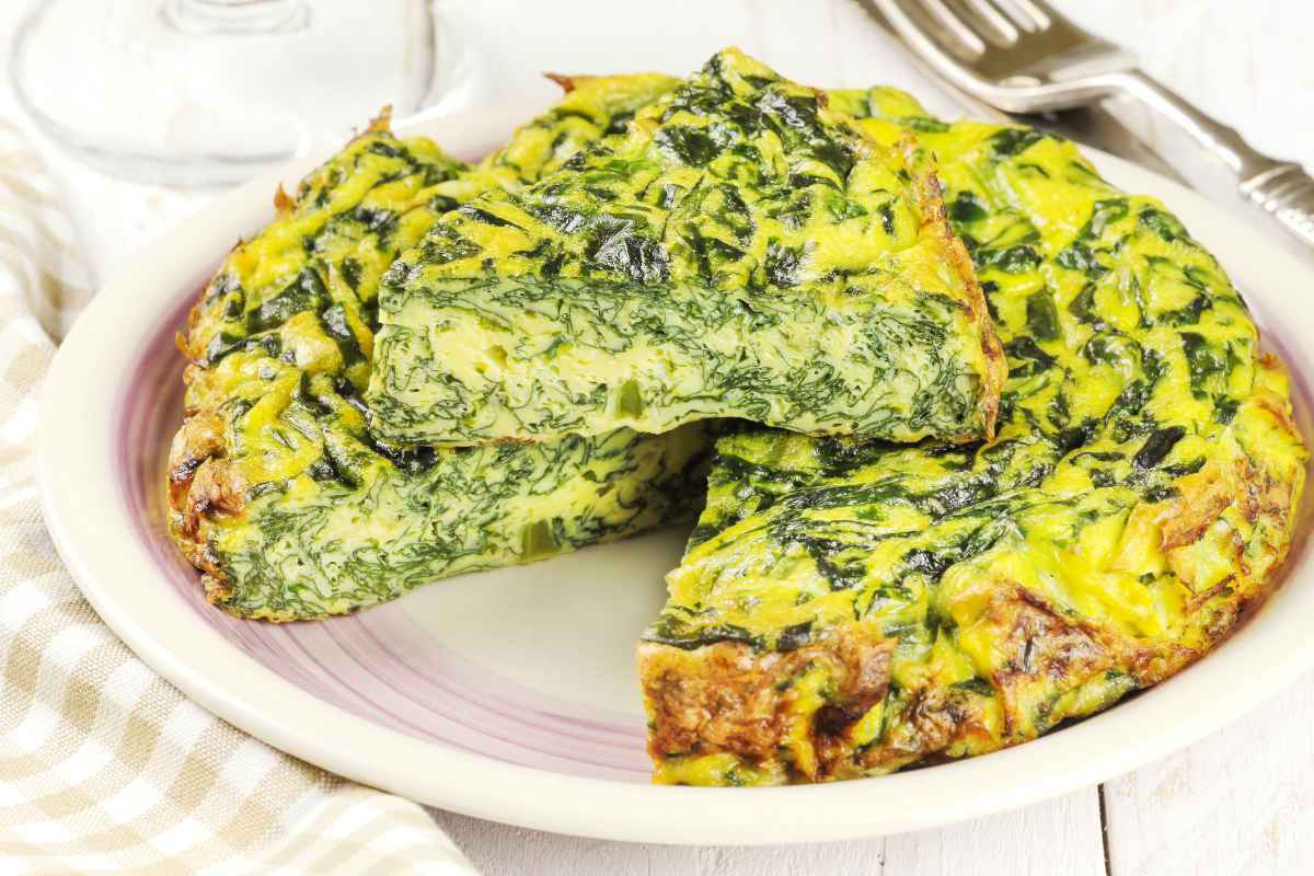 piatto da portata con frittata di bietole a spicchi