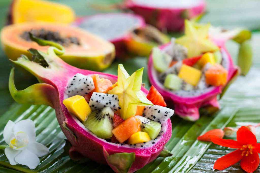 frutta esotica mista, macedonia con dragon fruit