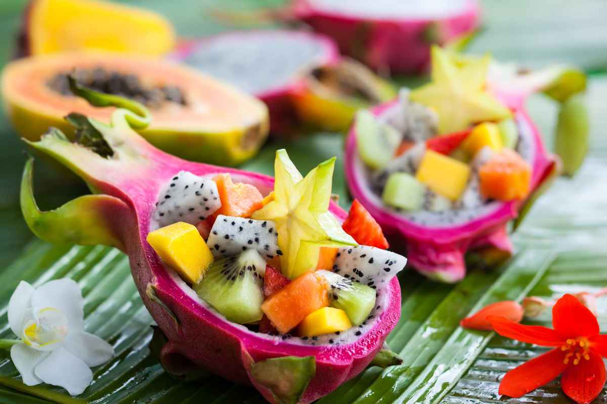 frutta esotica mista, macedonia con dragon fruit