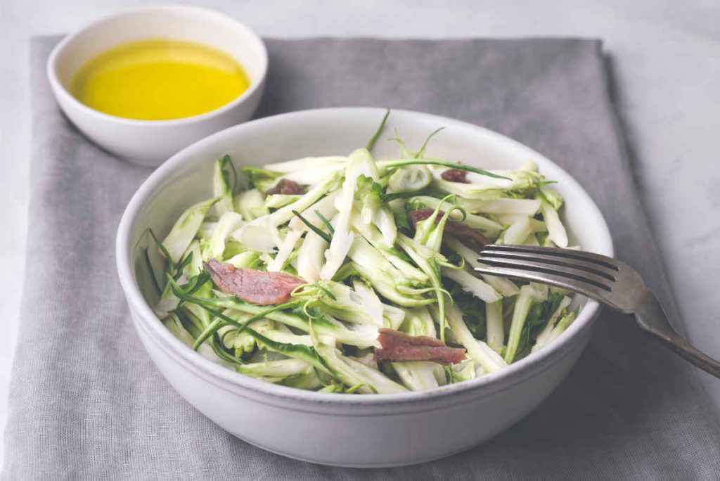 contorno di insalata di puntarelle e acciughe