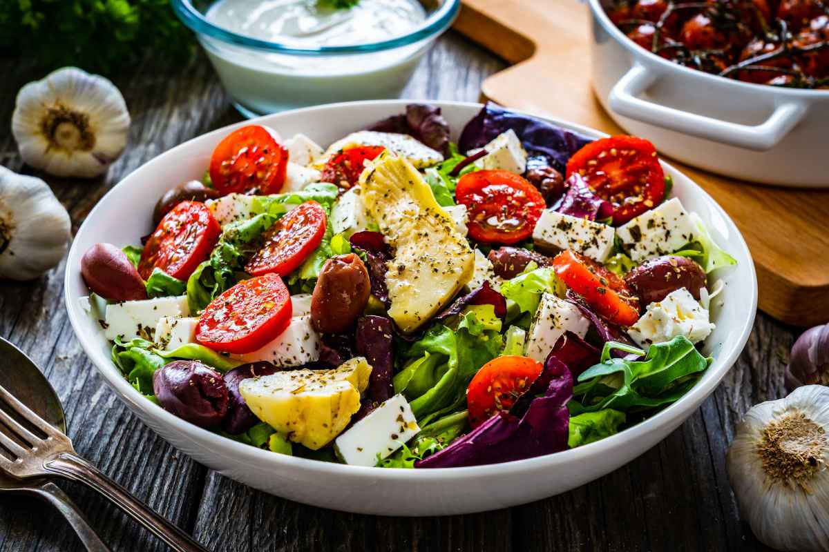 insalata ricca con carcioi e olive