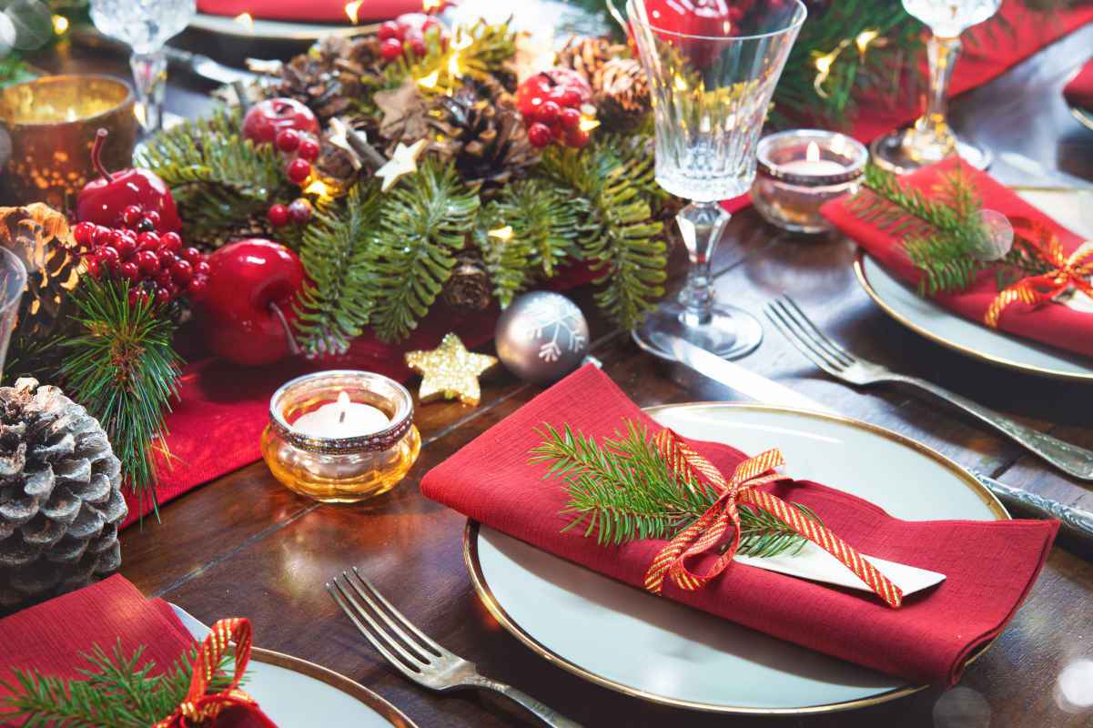 tavola apparecchiata per le feste con menu dell'immacolata