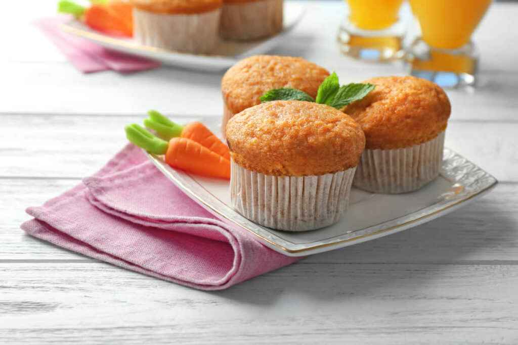 piatto con tre muffin alle carote nei pirottini di carta