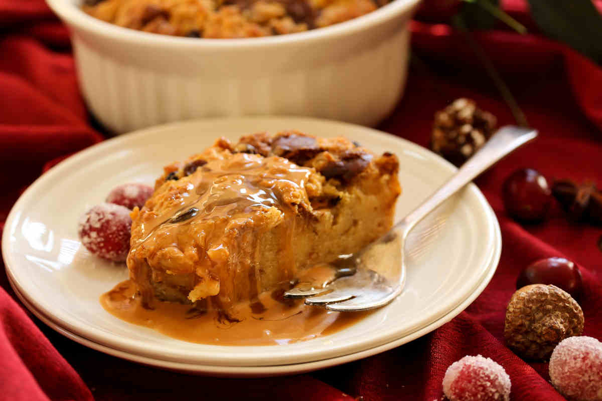 piatto con fetta di panettone caramellato