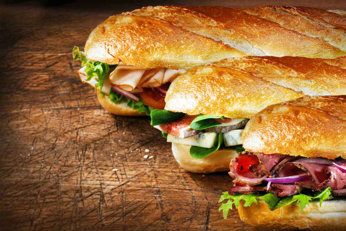 tre panini gourmet farciti con carne, salumi e verdure