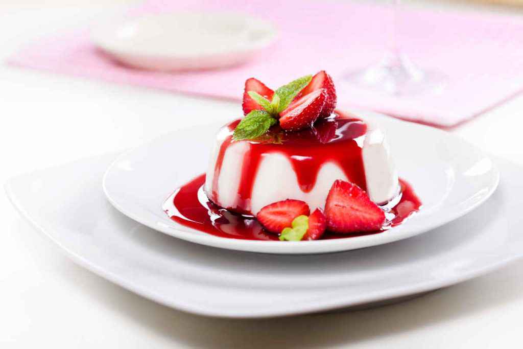 panna cotta alle fragole con salsa e frutta fresca